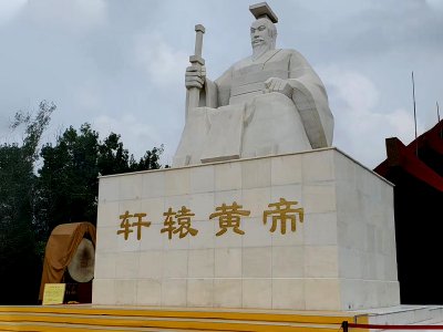 轩辕皇帝石雕像